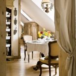 Salon na starym strychu.