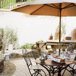 Podglądamy, jak projektantka urządziła się w starej farmie na południu Francji.