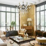 Podglądamy, jak projektantka urządziła się w starej farmie na południu Francji.