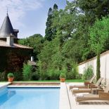 Podglądamy, jak projektantka urządziła się w starej farmie na południu Francji.