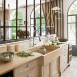 Podglądamy, jak projektantka urządziła się w starej farmie na południu Francji.