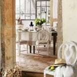 Podglądamy, jak projektantka urządziła się w starej farmie na południu Francji.