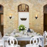 Podglądamy, jak projektantka urządziła się w starej farmie na południu Francji.