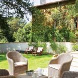 Podglądamy, jak projektantka urządziła się w starej farmie na południu Francji.