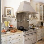 Podglądamy, jak projektantka urządziła się w starej farmie na południu Francji.