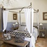 Podglądamy, jak projektantka urządziła się w starej farmie na południu Francji.