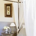 Podglądamy, jak projektantka urządziła się w starej farmie na południu Francji.