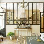 Podglądamy, jak projektantka urządziła się w starej farmie na południu Francji.