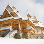 Podhalańskie zdobienia – wzory i wzorki wycinane w drewnie.