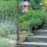 Podkłady idealnie nadają się na schody. Doda im uroku latarenka Antika z kutej stali. Aranżacja KRYSZTAŁ