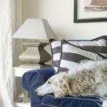 Podkreślające klimat drobiazgi oraz narzuty i poduszki projektantki wypatrzyły w Zara Home.