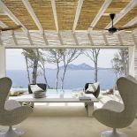 Podłoga jest zrobiona z polerowanego betonu, dzięki czemu jest mile chłodna, gdy na dworze panują tropikalne upały.