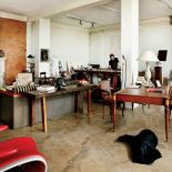 Podłoga to bardzo efektowny polerowany beton z pyłem marmurowym, barwiony naturalnymi pigmentami.