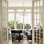 Podłoga to wersalski parkiet z czesanego dębu.