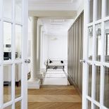 Podłoga w holu jest zrobiona z marmuru i czarnego granitu (przez Silk Stone).