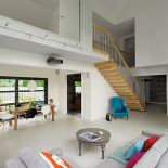 Podłoga z żywicy poliuretanowej. Dom z przeszklonymi ścianami