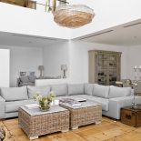 Podłoga została zrobiona ze starych półek z fabryki ceramiki. Przyjechały z Londynu.