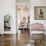 Podłogę zdobi drewniana mozaika. Klasyka z odrobiną Prowansji