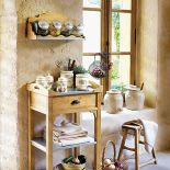 Podręczna szafka z drewna piniowego z ocynowanymi wstawkami. AMBIANCE