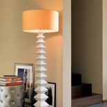 Podstawa drewniana (może być różnie wykończona) plus jedwabny abażur, od 1139 euro. STUDIO ITALIA