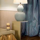 Podstawa lampy ma kolor o kilka tonów jaśniejszy niż zasłony.