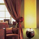 Podstawa lampy wykonana jest z litego drewna orzechowego, do wyboru różne tkaniny na abażur. Kosztuje