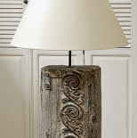 Podstawa lampy z kolekcji Garden Old przypomina pień drzewa, 290 zł, Belldeco