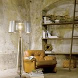 Podstawa: nikiel i dmuchane szkło, abażury: trzy kształty i kilka kolorów – z tkaniny lub tworzywa. Cena 6022 zł. MILANTEXex