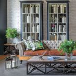 Niebanalne materiały, stonowane kolory.