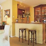 Podświetlana witryna z porcelaną nie przypomina w niczym kuchennego mebla.