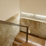 Podświetlany kamień i drewno. Apartament znaleziony na randce