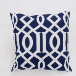 Poduszka w granatowe wzory whiteoaks.pl