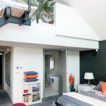 Poduszki i koszyk z NAP. Za szklaną barierką swój gabinet urządził Wojtek.