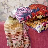 Poduszki Lobelia wyglądają jak z jedwabiu, tymczasem są bawełniane. Pled pochodzi z kolekcji Luz. Missoni