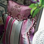 Poduszki od Designers Guild, jedwabie z The Royal Collection, ceny od 413 do 586 zł. DECODORE