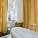 PODWIESZANY SUFIT Z OZDOBNYM GIPSOWYM PANELEM JEST PODOBNY DO TEGO W SALONIE. WANNA – VICTORIA ALBERT BATERIA –