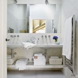 Podwójne umywalki i lustra. Nowy dom ze starych rzeczy