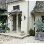 Podwyższyli kondygnacje, od strony wejścia dostawili coś na kształt werandy, dziedziniec wyłożyli kamieniami, jak w Toskanii.