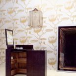 Pojemny i praktyczny schowek Vanity Box. Może służyć jako barek lub toaletka.