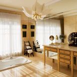 Pokój kąpielowy rozświetlają ogromne francuskie okna i żyrandol z weneckiego szkła.