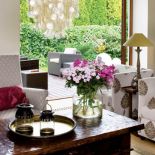 Pokój oddzielony jest od tarasu przesuwanymi szklanymi drzwiami.