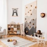 ścianka wspinaczkowa w pokoju zabaw dla dzieci w domu