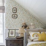 pokój dla dziewczynki na poddaszu ze skosem