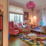 Właściciele tego niezwykłego mieszkania połączyli doświadczenie w projektowaniu wnętrz filmowych z miłością do antyków i