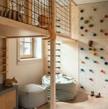 pokój dziecięcy z drabinką i ścianką wspinaczkową