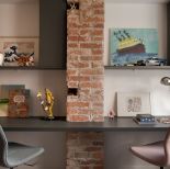 dwa biurka w pokoju nastolatków