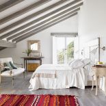 Pokoje na poddaszu mają skosy. Nowy dom ze starych rzeczy