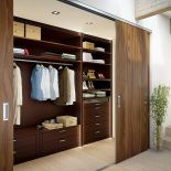 Pokryta grubszymi niż standardowe fornirami i dzięki temu odporniejsza na zniszczenie garderoba z serii Multiforma, od