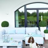 Pokryta jest odporną żaglową tkaniną. Do tego pasował stolik z palety (Bizzarto), który gospodarze sami pomalowali na szaro.