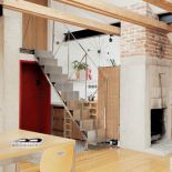 Połączenie ciepłego drewna z industrialnym metalem.